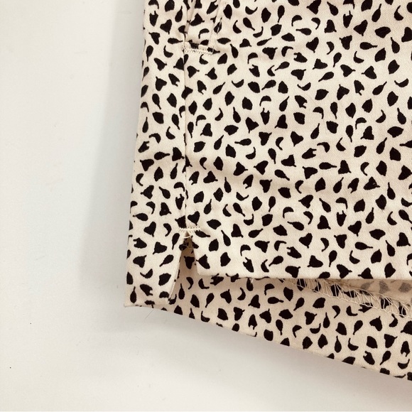 ❤️‍🔥 (5/20) H&M Women's Feather Print Shorts Size 4 - Picture 2 of 6